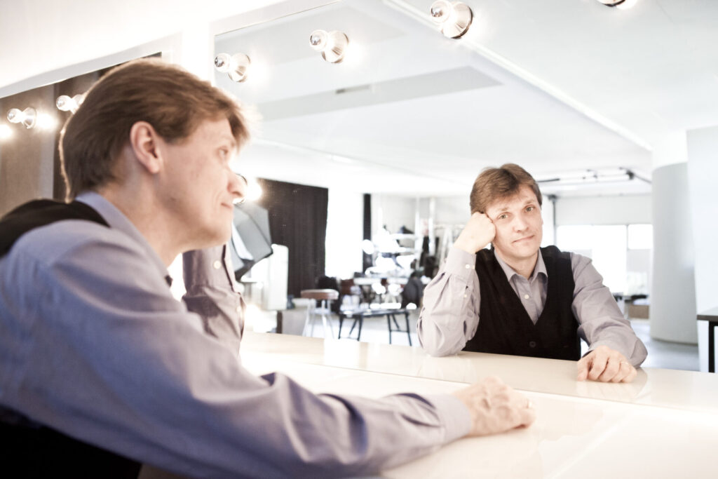 Der Musiker German Tyler sitzt vor einem Spiegel