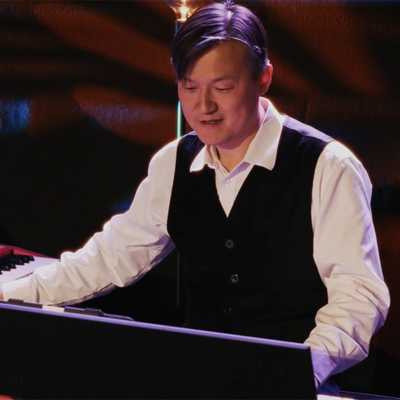 Keyboard: Lei Zhang der Band German Tyler & Friends live auf der Bühne