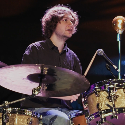 Schlagzeug: Luis Asendorf der Band German Tyler & Friends live auf der Bühne