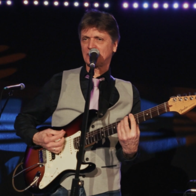 Gitarre und Gesang: German Tyler der Band German Tyler & Friends live auf der Bühne