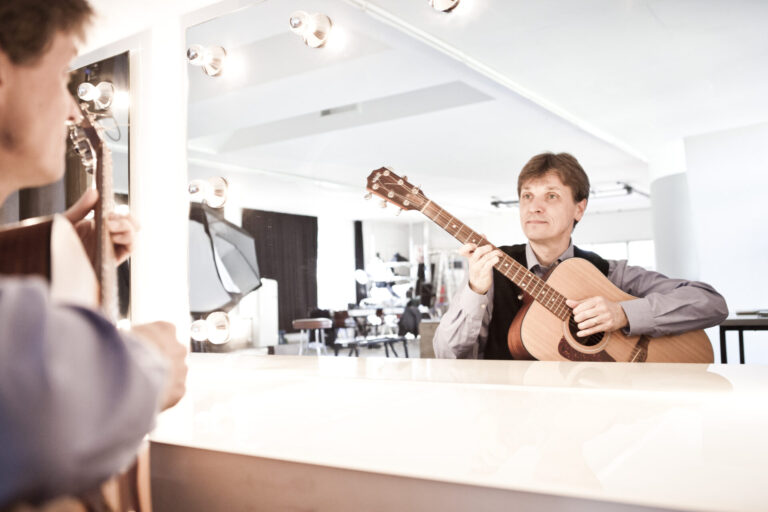 Der Musiker German Tyler sitzt vor einem Spiegel