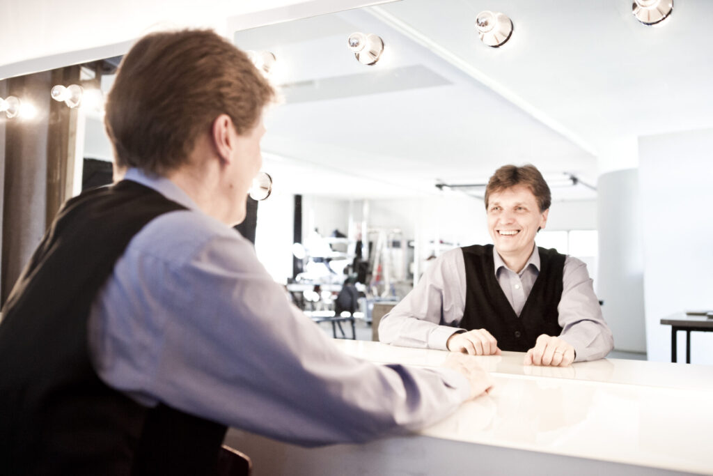 Der Musiker German Tyler sitzt vor einem Spiegel