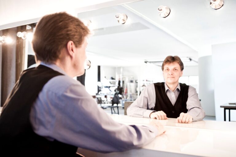 Der Musiker German Tyler sitzt vor einem Spiegel